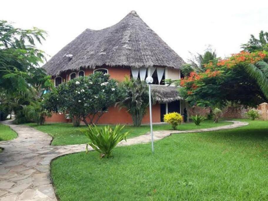 Tembo Beach Cottage Малинди Экстерьер фото