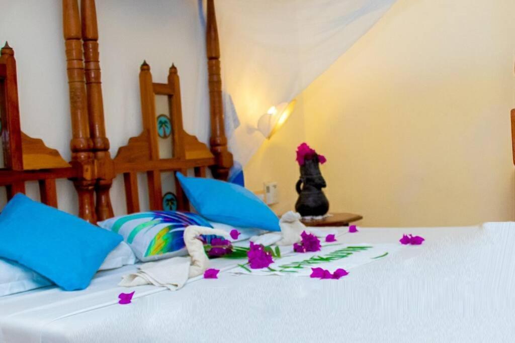 Tembo Beach Cottage Малинди Экстерьер фото